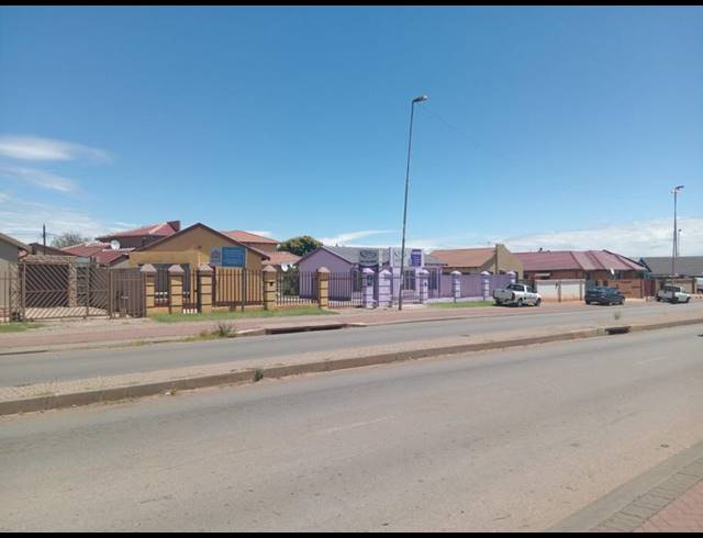 6 BEDROOM TOWNHOUSE FOR SALE IN MARIMBA GARDENS